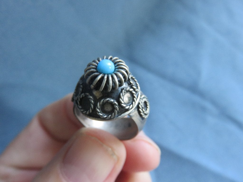 Antieke ring met blauwe inleg in wellicht zilver, Sieraden, Tassen en Uiterlijk, Antieke sieraden, Ophalen of Verzenden, Overige materialen