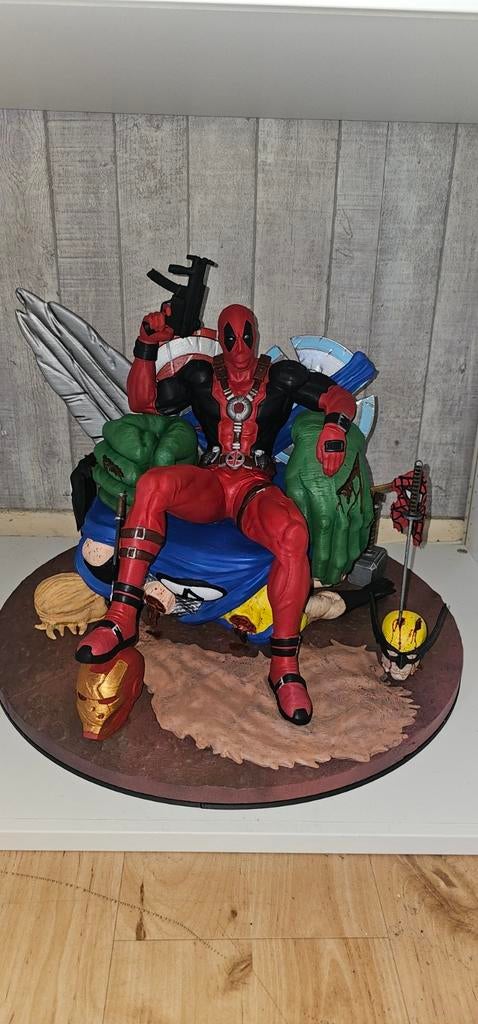 Deadpool Troon Marvel Beeld - Uniek en Gedetailleerd, Ophalen of Verzenden, Zo goed als nieuw