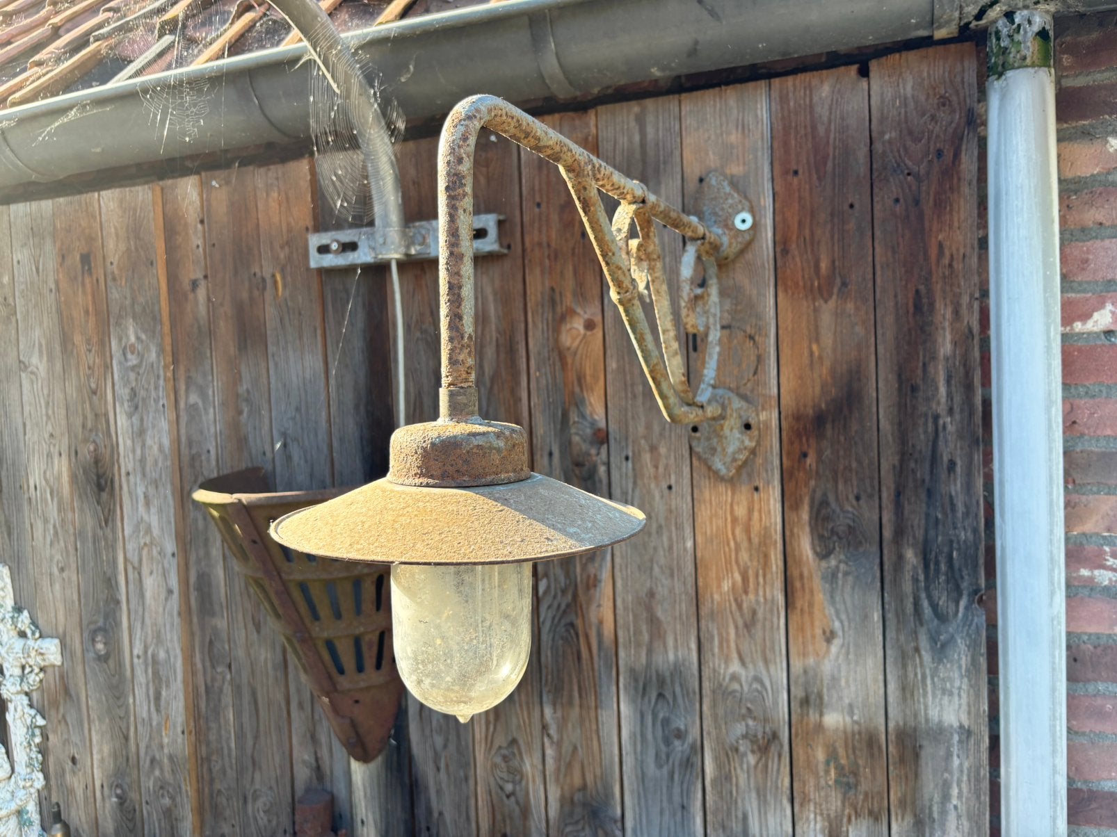 Oude buitenlamp gietijzeren voetjes smeedijzeren frame, Ophalen