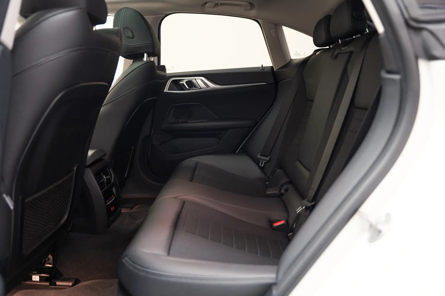 Foto 14 van BMW i4 eDrive40 84 kWh [ Schuifdak Sportstoelen Stoelverwarm
