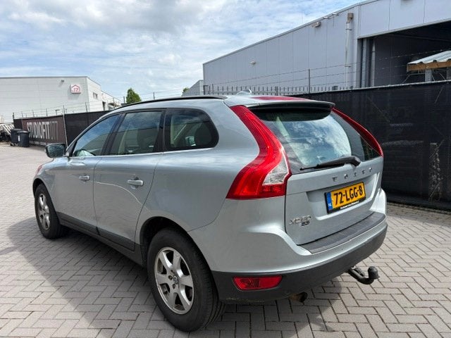 Volvo XC60 2.4D Momentum, Zwart, 750 kg, 176 pk, 5 cilinders