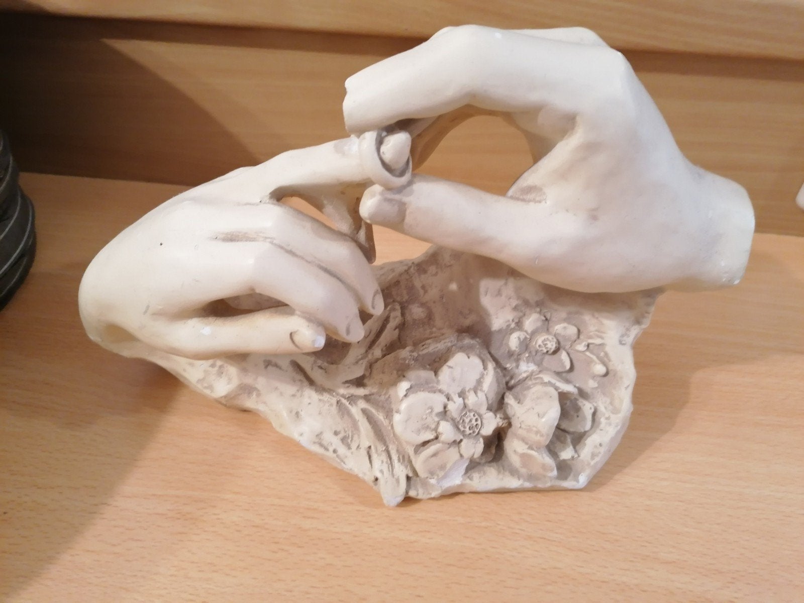 Beeldje van handen met ring en bloemen - beschadigd, Ophalen of Verzenden
