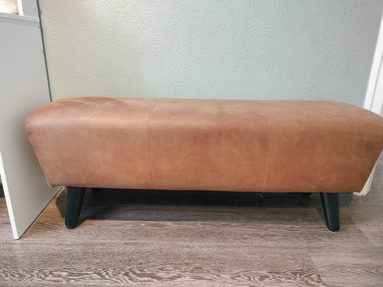 Mooie cognac kleur hocker, zo goed als nieuw, rookvrij huis, Huis en Inrichting, Banken | Voetenbanken en Poefen, Ophalen, 100 tot 125 cm
