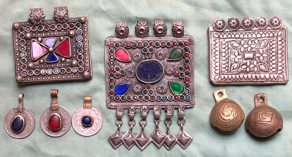 6 Afghaanse Kuchi hangers en 2 belletjes, Antiek en Kunst, Overige herkomsten, Ophalen of Verzenden, Sieraad, Handgemaakt
