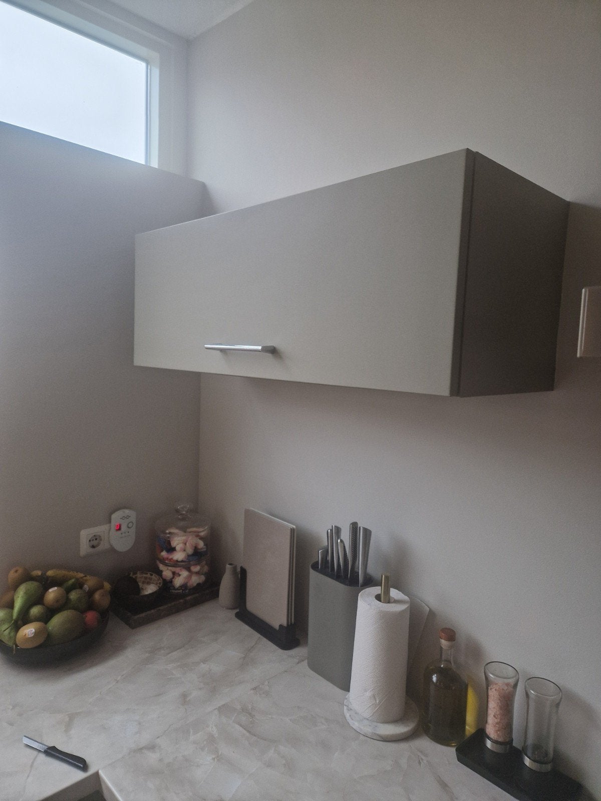 Beige zwevend keukenkastje met verlichting en soft-close, Ophalen