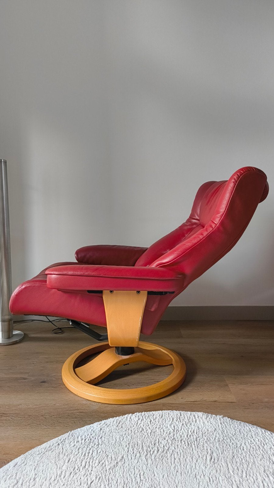 Foto 4 van Comfortabele rode leren relaxfauteuil met houten onderstel