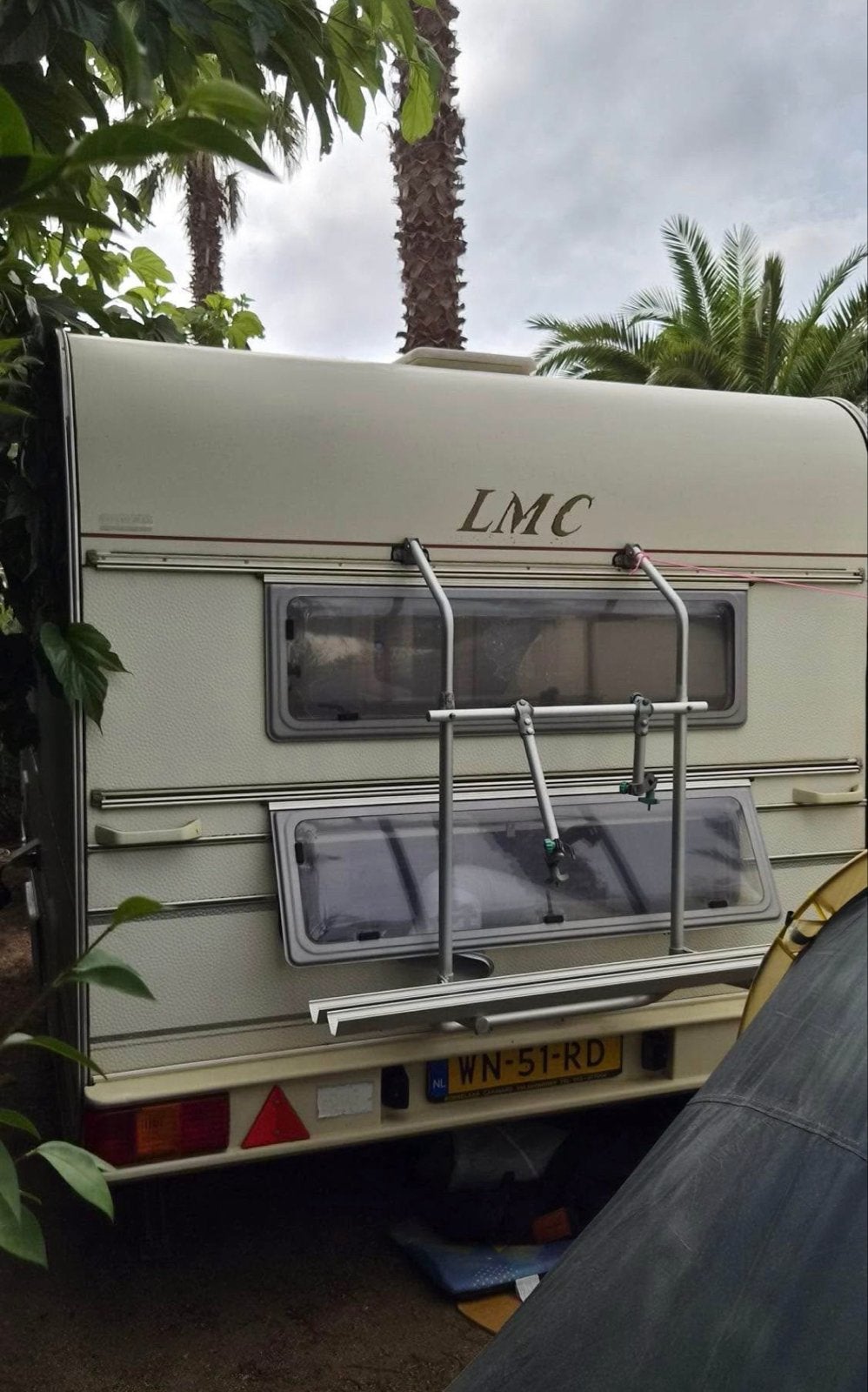 LMC Caravan met voortent en fietsenrek, Caravans en Kamperen, Rondzit, Omvormbare zithoek, Particulier, 5 tot 6 meter