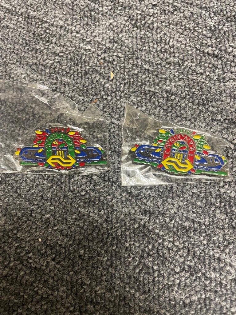 2 zeldzame Carnaval 2018 pins in 2 kleuren, Verzamelen, Ophalen of Verzenden, Nieuw, Overige onderwerpen, Speldje of Pin