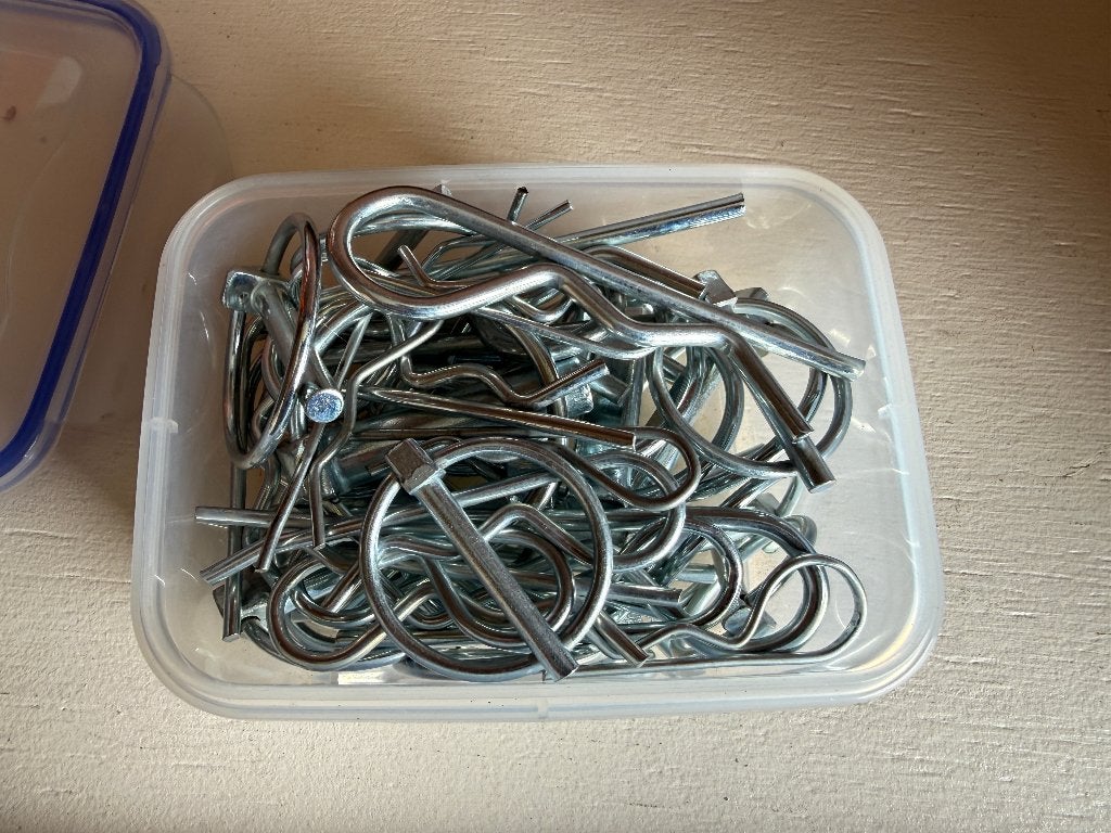 Bakje vol splitpennen | R clips, Ophalen