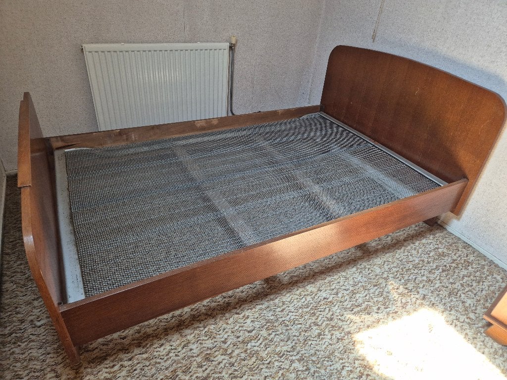 Houten bed met spiraal met kastje (039), Ophalen, Gebruikt, Eenpersoons, Bruin