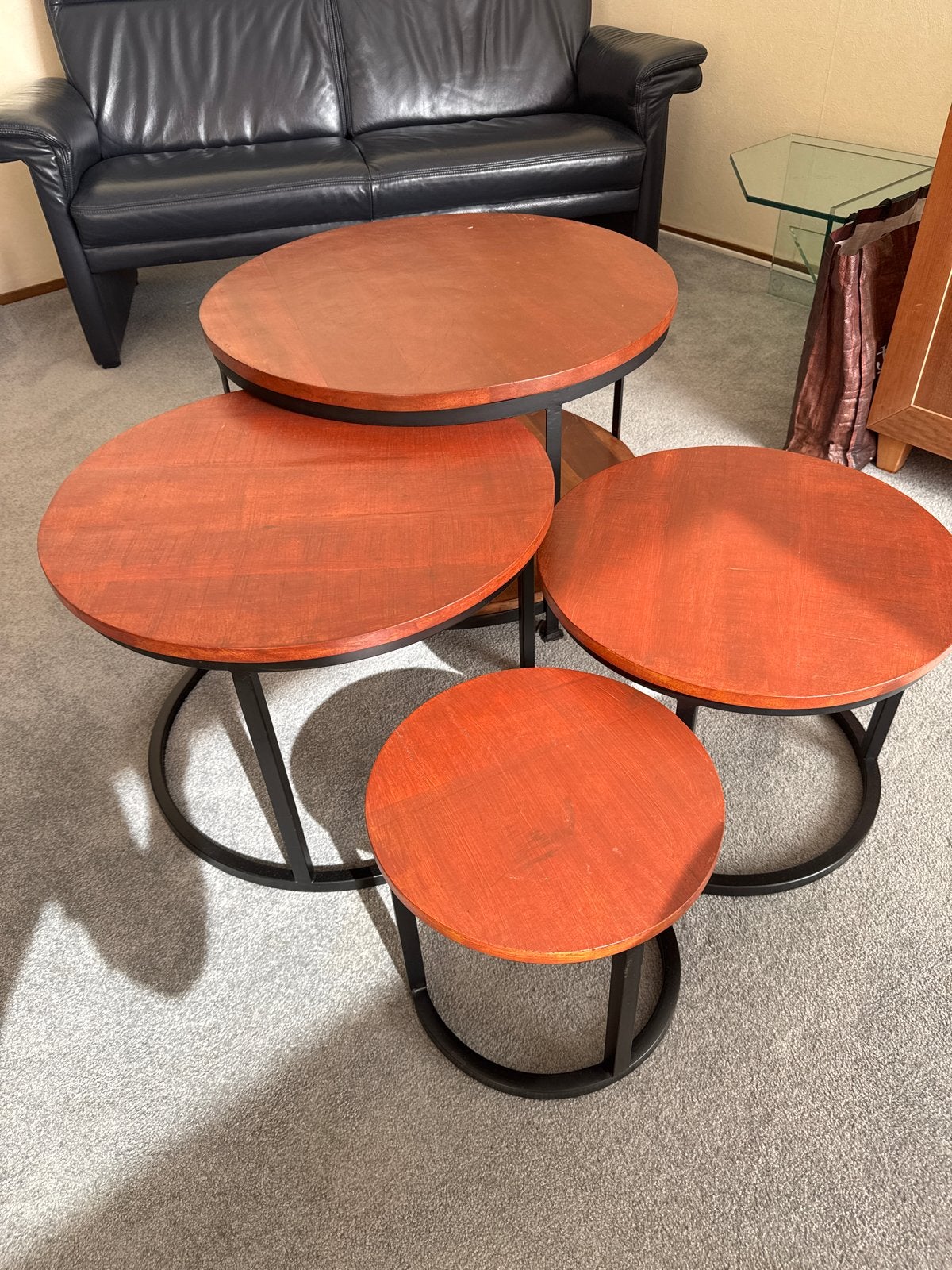 Set van 4 bijzettafels - Rond, hout en metaal, Huis en Inrichting, Ophalen, 50 – 75, Gebruikt, Rond