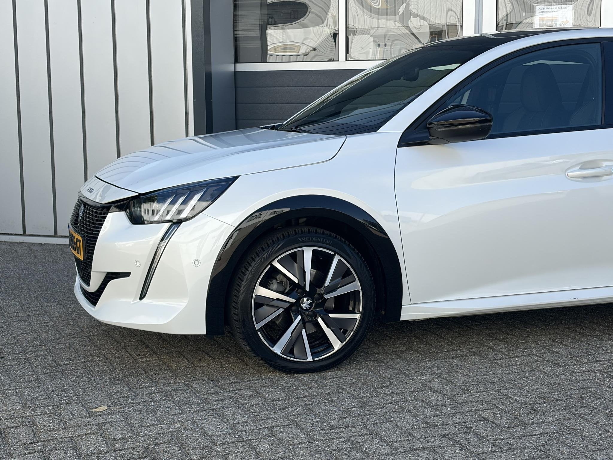 Peugeot 208 1.2 PureTech GT Line | Pano | Keyless | Cruise |, Auto's, 101 pk, Gebruikt, Euro 6, Leder en Stof