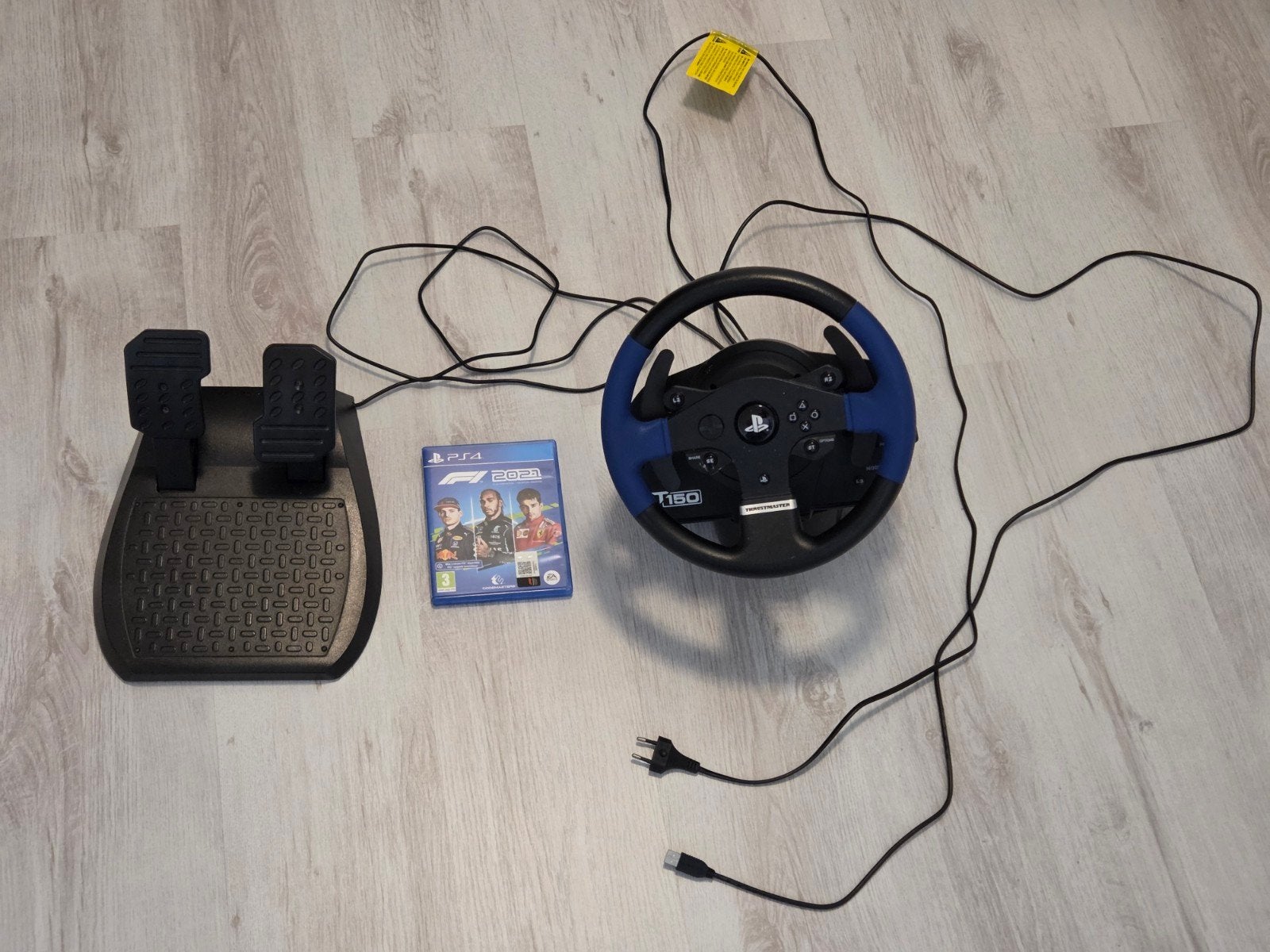 Thrustmaster T150 PS4/PS3 Stuur met Pedalen + F1 2021, Ophalen of Verzenden, Gebruikt, Stuur of Pedalen, PlayStation 3