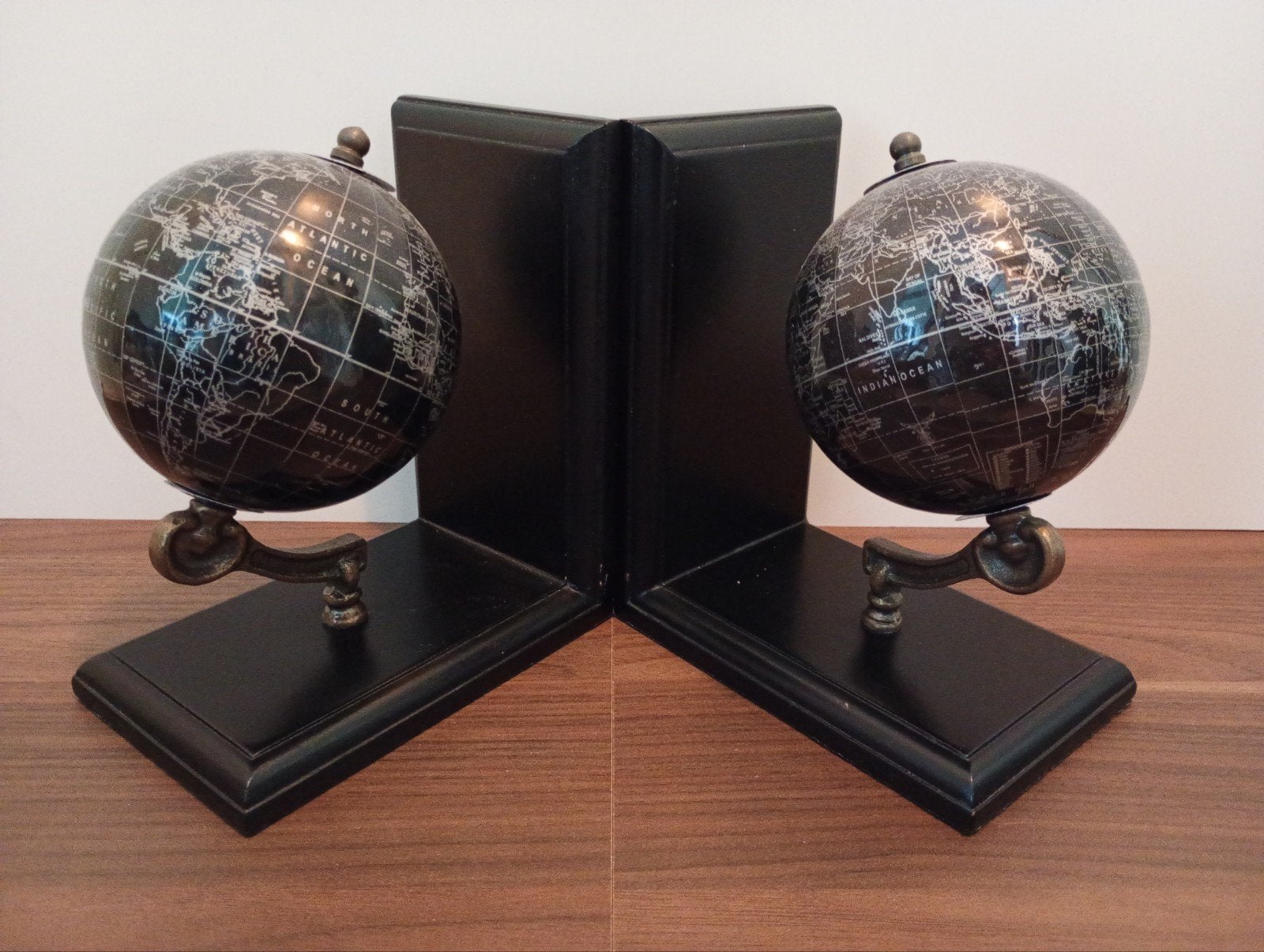 Decoratieve boekensteunen met wereldbollen, Ophalen of Verzenden, Gebruikt, Hout, Staatkundige wereldbol