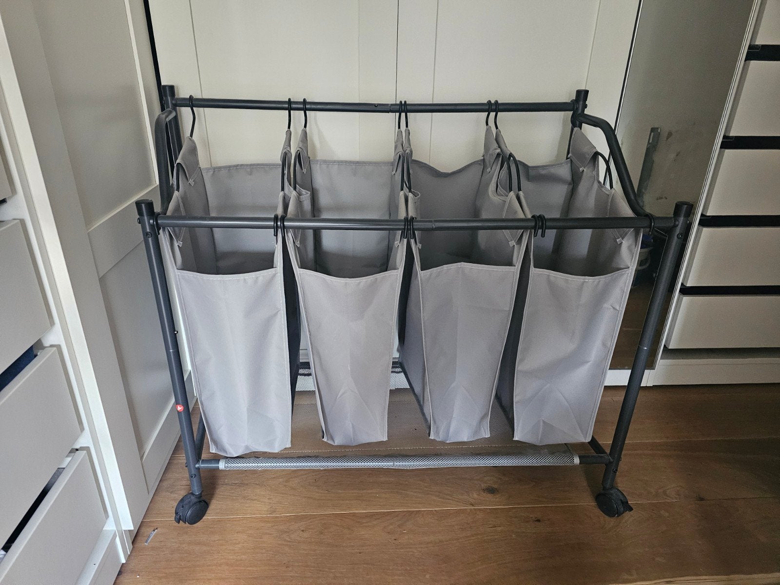 Songmics Sorteer Wasmand LSF005 - 4 Zakken, 140L, Wieltjes, Ophalen, Gebruikt, Grijs, Wasmand