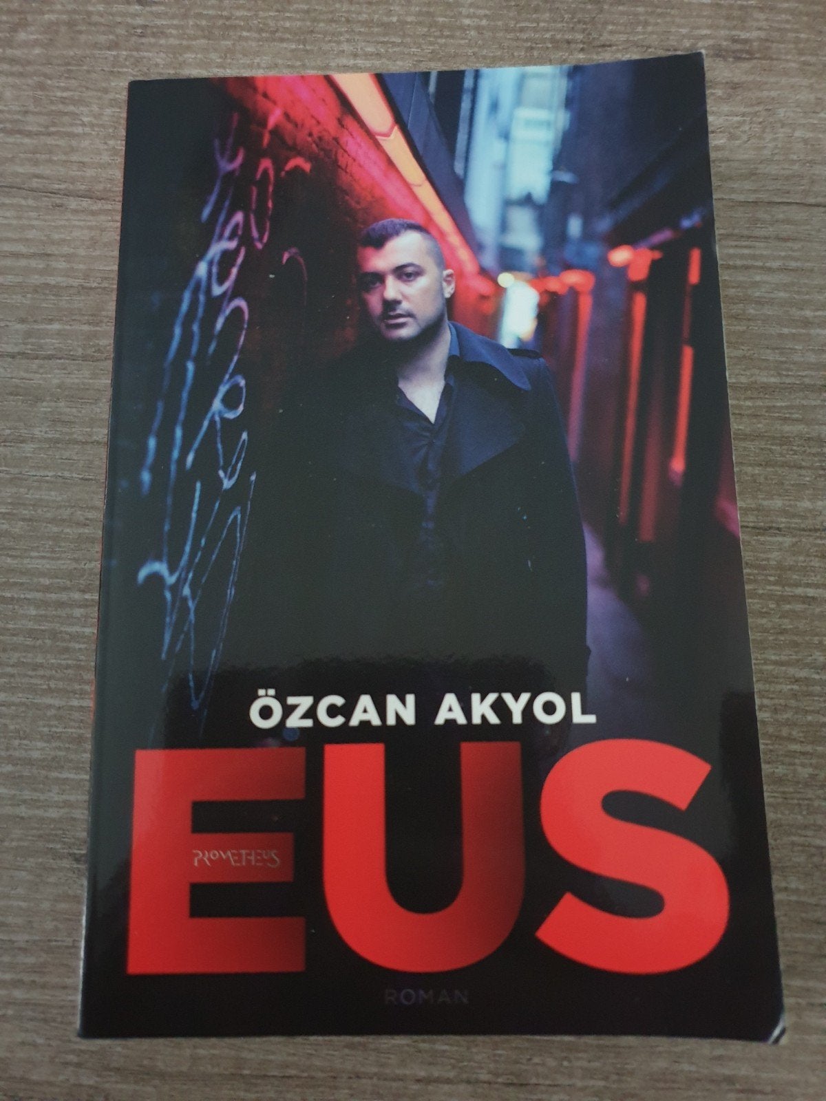 EUS - Roman van Özcan Akyol, Ophalen of Verzenden, Gelezen, Özcan Akyol
