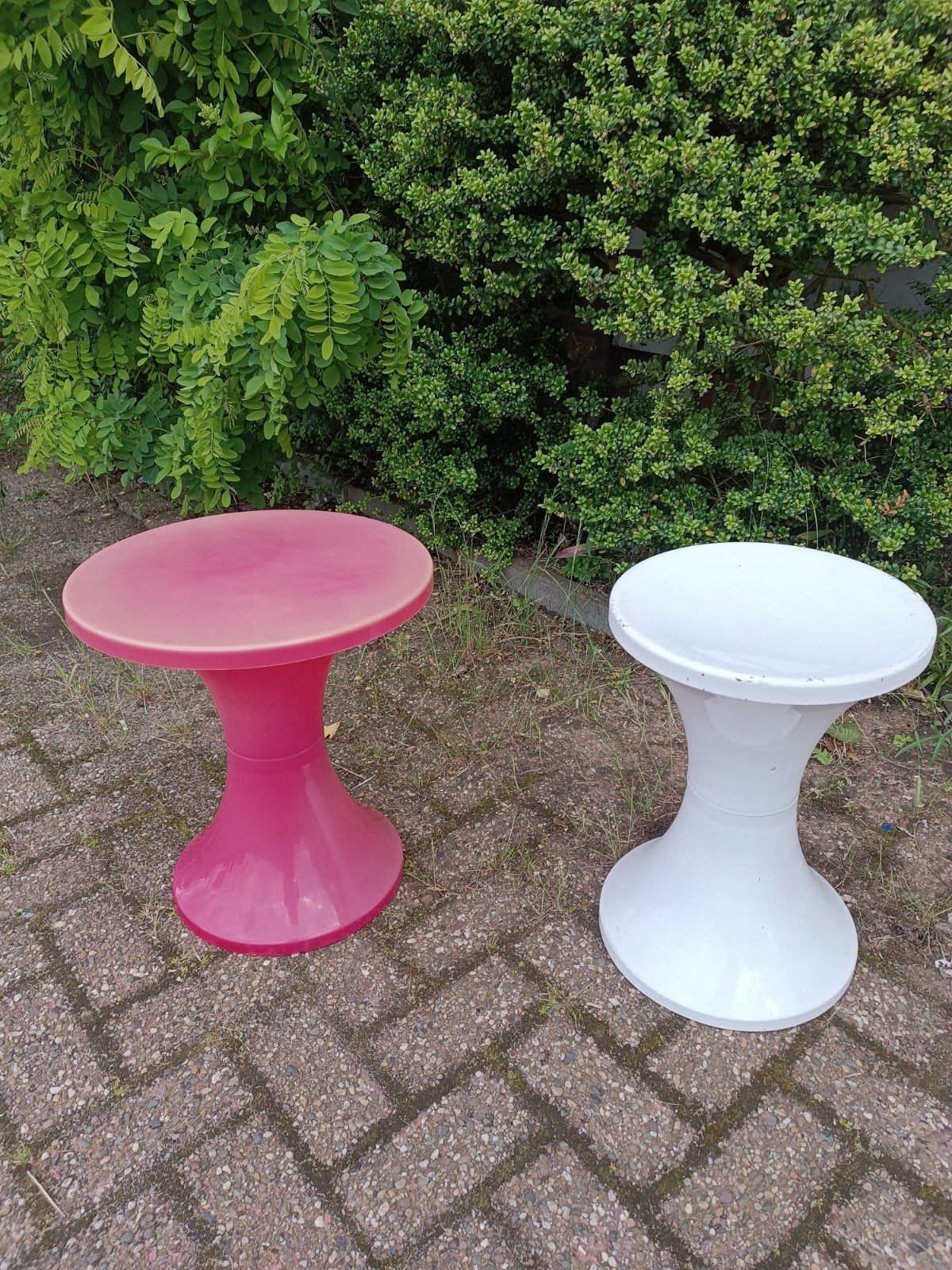 Witte Tamtam kruk  en roze tafel met lichte beschadiging, Ophalen of Verzenden, Gebruikt, Kunststof