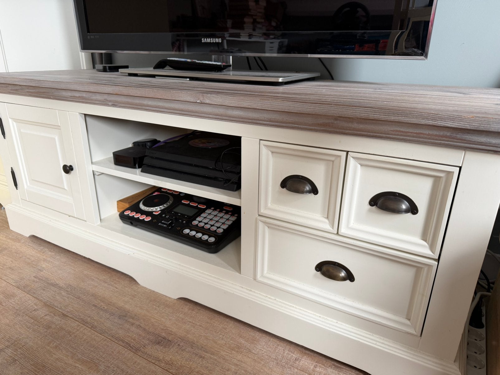 Tv-meubel Fleur 145 cm gelakt wit/ grijs grenen, Ophalen, Gebruikt, 100 tot 150 cm, Landelijk