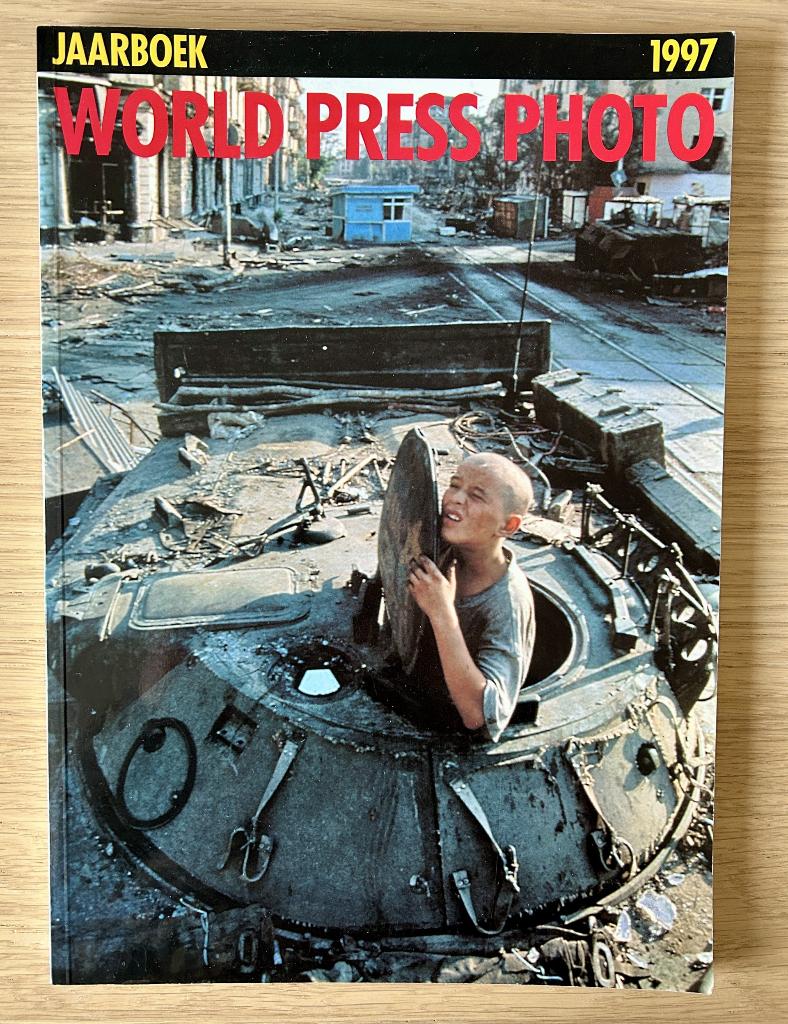 Jaarboek World press photo 1997, Ophalen of Verzenden, Gelezen, Fotografie algemeen