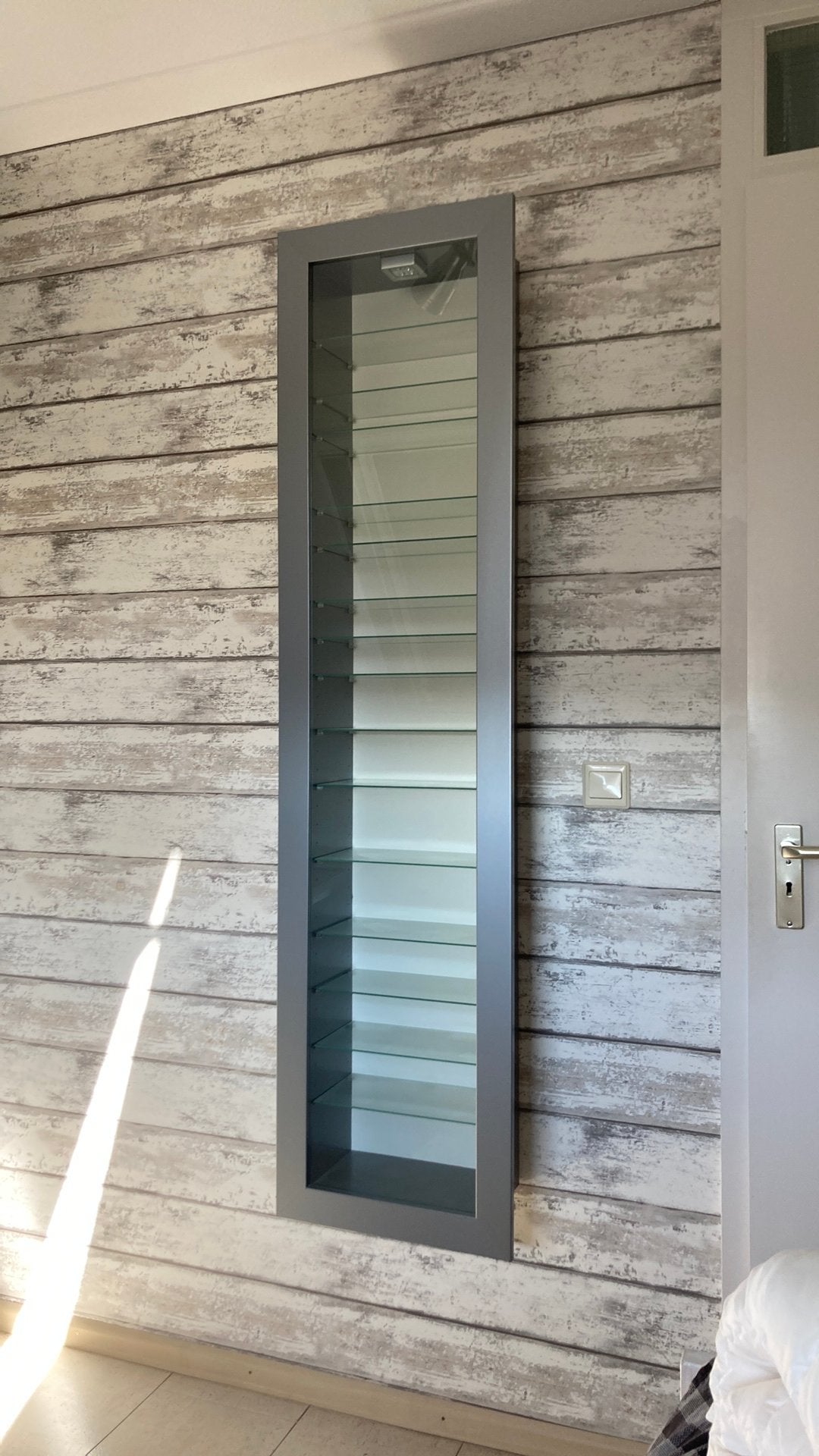 Zeer nette Ikea hangvitrine grijs, Huis en Inrichting, Kasten | Vitrinekasten, Ophalen, 50 tot 100 cm, Zo goed als nieuw, 150 tot 200 cm