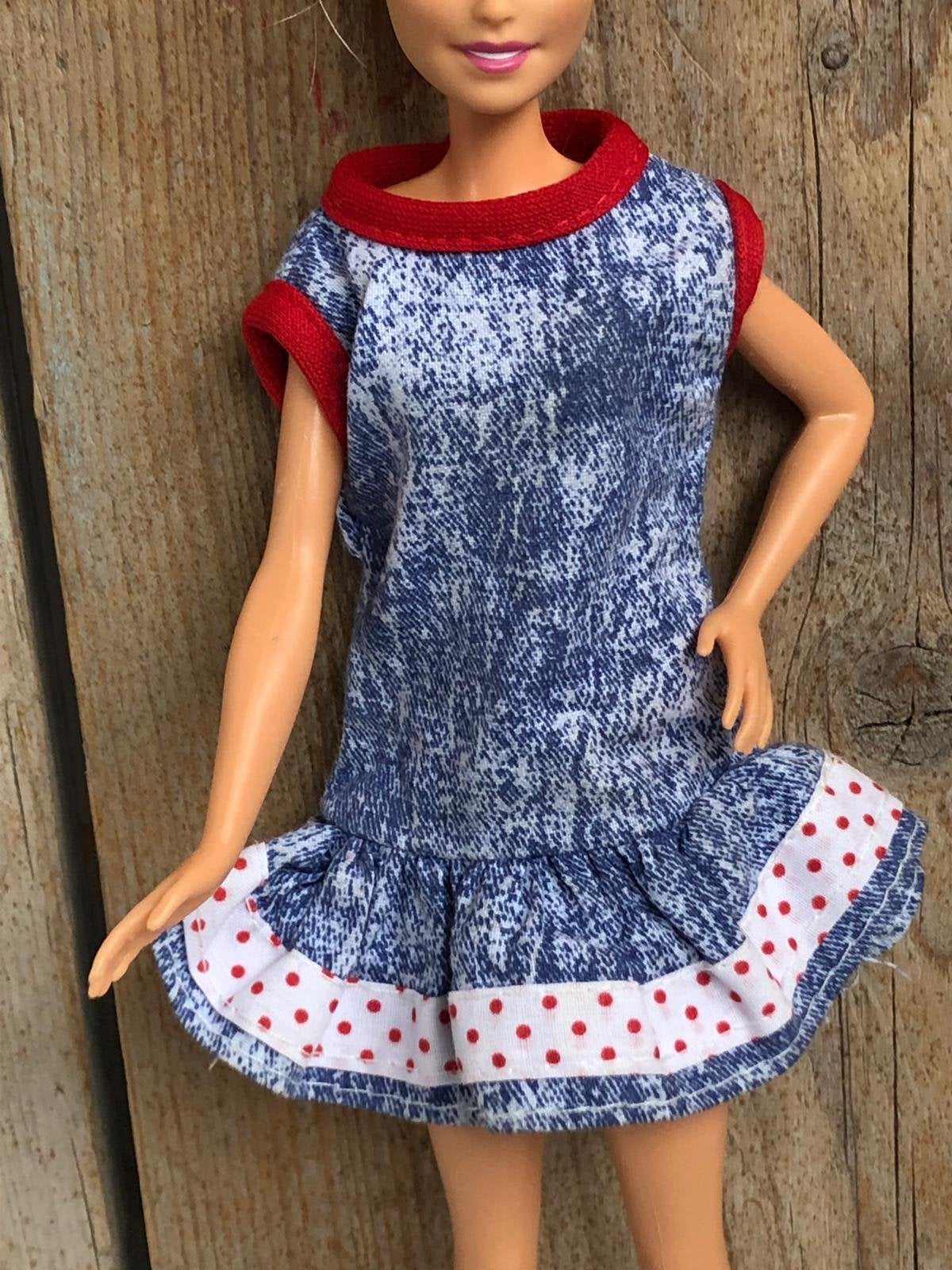 Blauw wit rode jurk voor Barbie, Ophalen of Verzenden, Zo goed als nieuw, Barbie