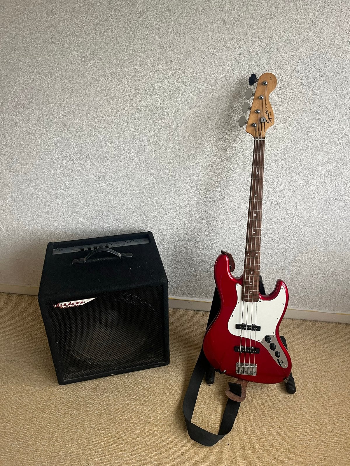 Squier Affinity Jazz Bass + Ashdown 100W Basversterker Set, Muziek en Instrumenten, Ophalen, Gebruikt, Basgitaar, 100 watt of meer