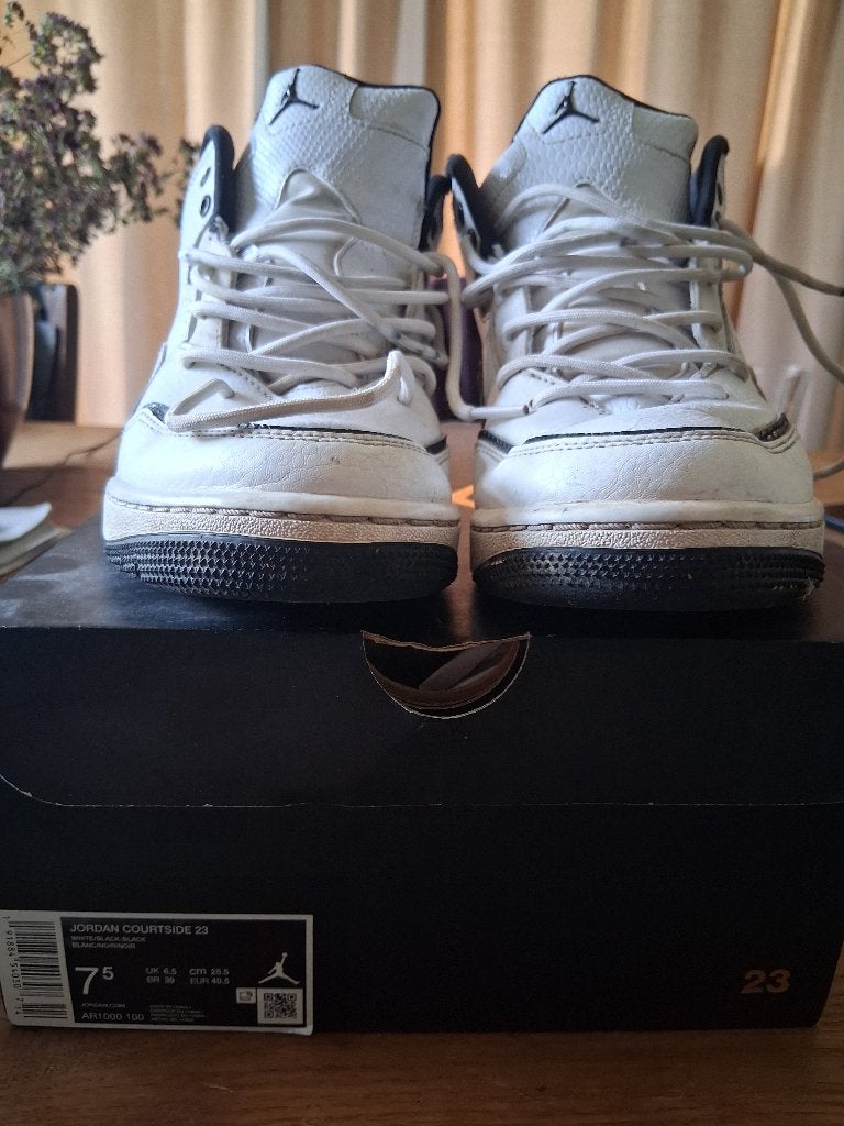 Jordan courtside 23 maat 40,5 (europese maat), Wit, Nike, Ophalen of Verzenden, Sneakers of Gympen