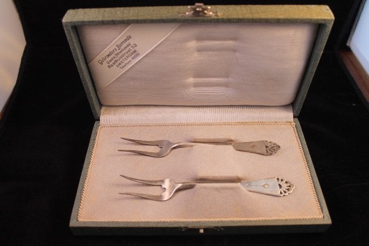 Cassette 2 zilveren zuur- of vleesvorkjes (ca 1917 Art Deco), Ophalen of Verzenden