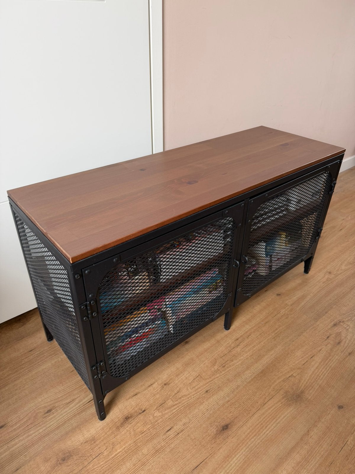 Lage tv kast met deurtjes (Fjällbo IKEA), Ophalen, Zo goed als nieuw