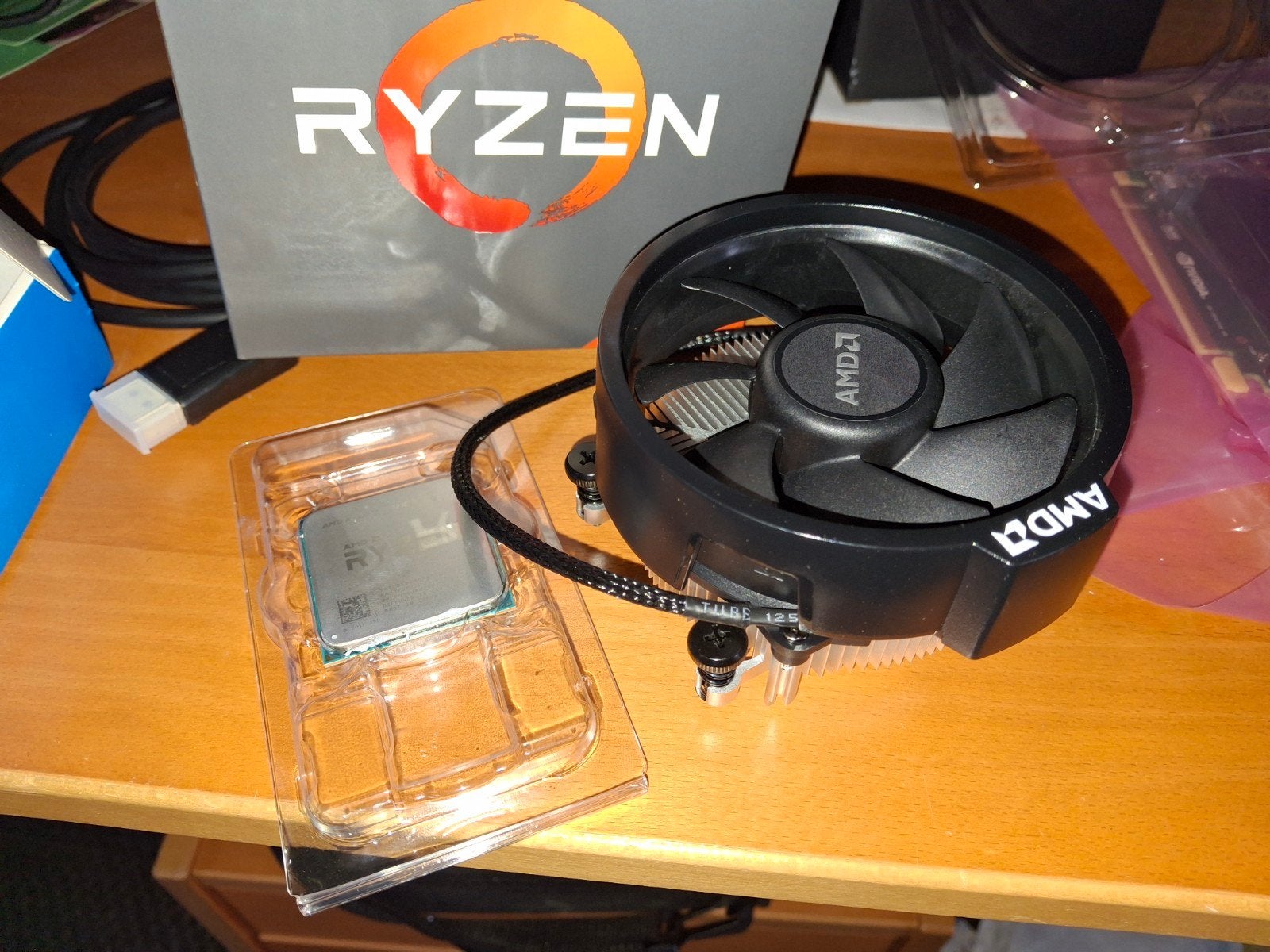 AMD Ryzen 7 2700 plus koeler, Computers en Software, Processors, Ophalen of Verzenden, Zo goed als nieuw