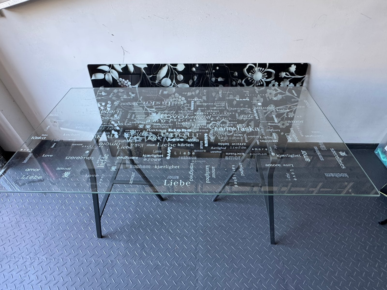 Glazen bureau met 'Love’ wit opdruk IKEA, Huis en Inrichting, Ophalen, 150 cm, Zo goed als nieuw, IKEA
