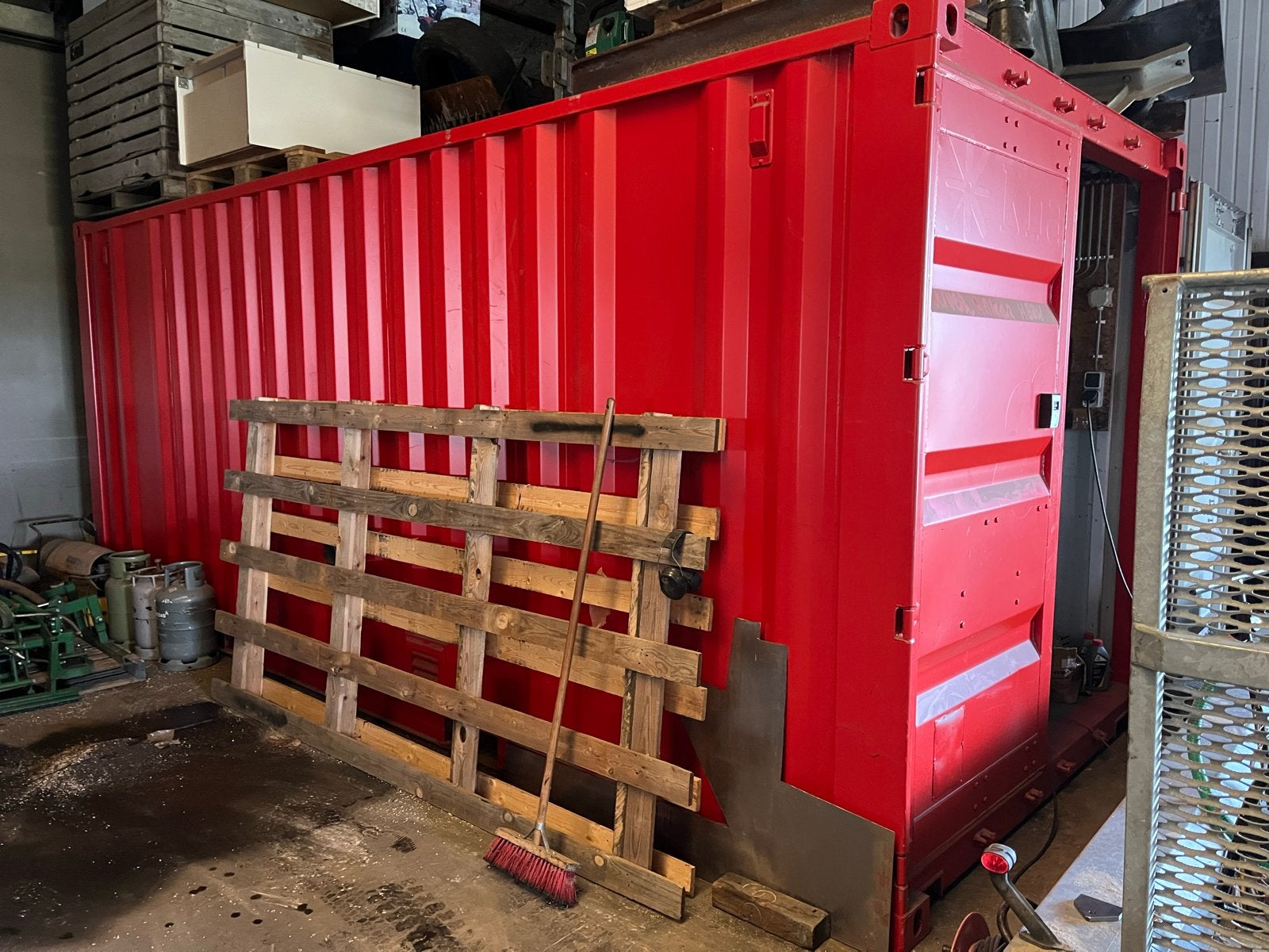Geïsoleerde opslagcontainer met elektra en verlichting, Ophalen