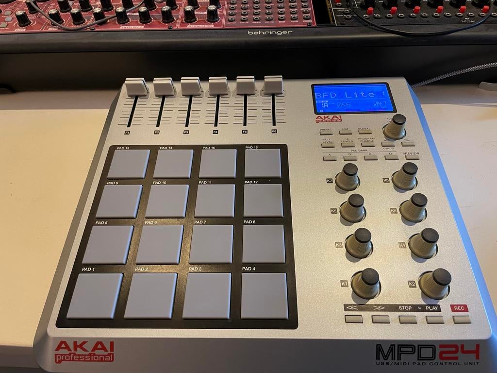 AKAI Professional MPD24 MIDI Pad Controller, Ophalen of Verzenden, Zo goed als nieuw