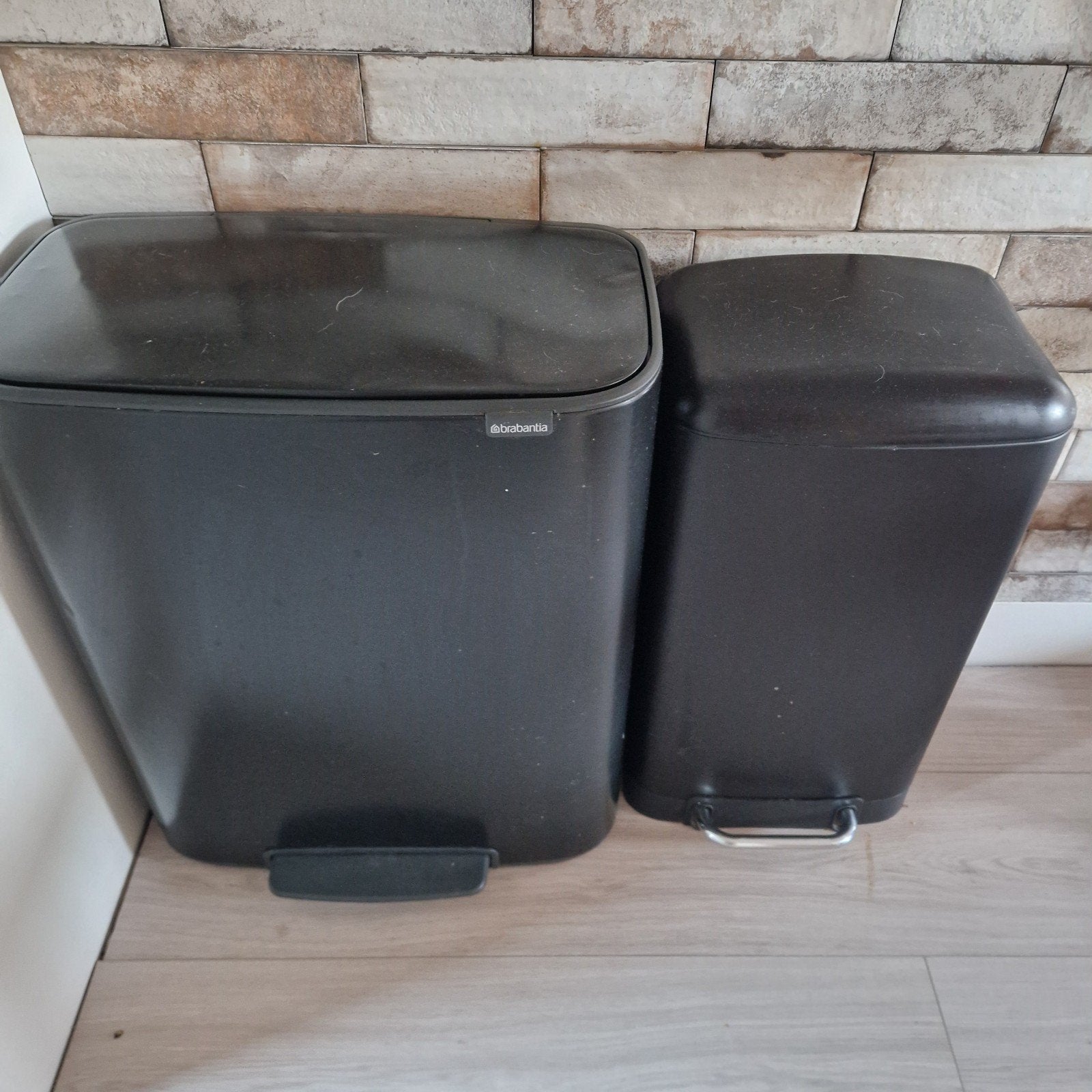 Set van 2 prullenbakken, Huis en Inrichting, Woonaccessoires | Prullenbakken, Gebruikt, Metaal, 50 – 75, 40 liter of meer, Met pedaal