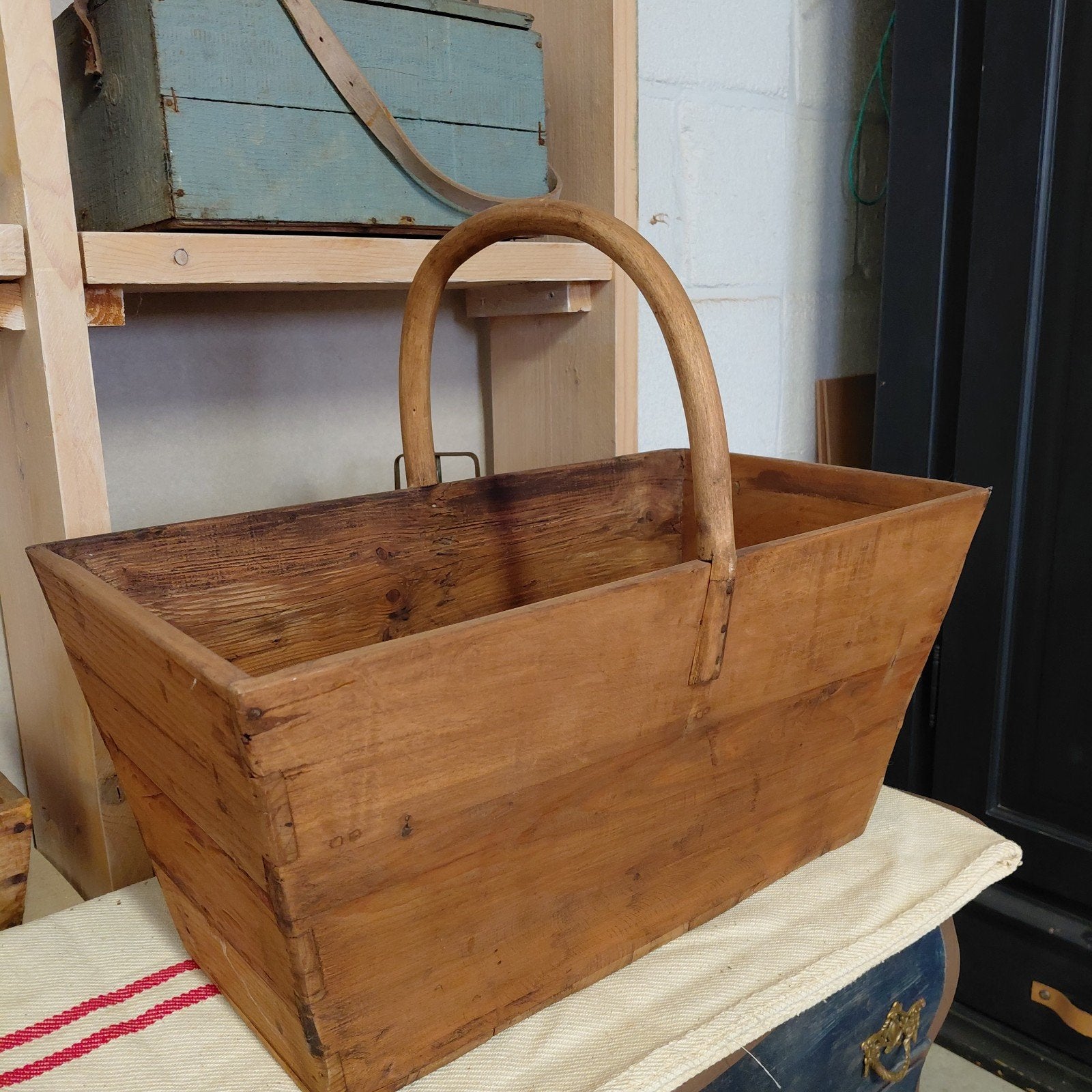 Antieke houten mand met handvat, Ophalen