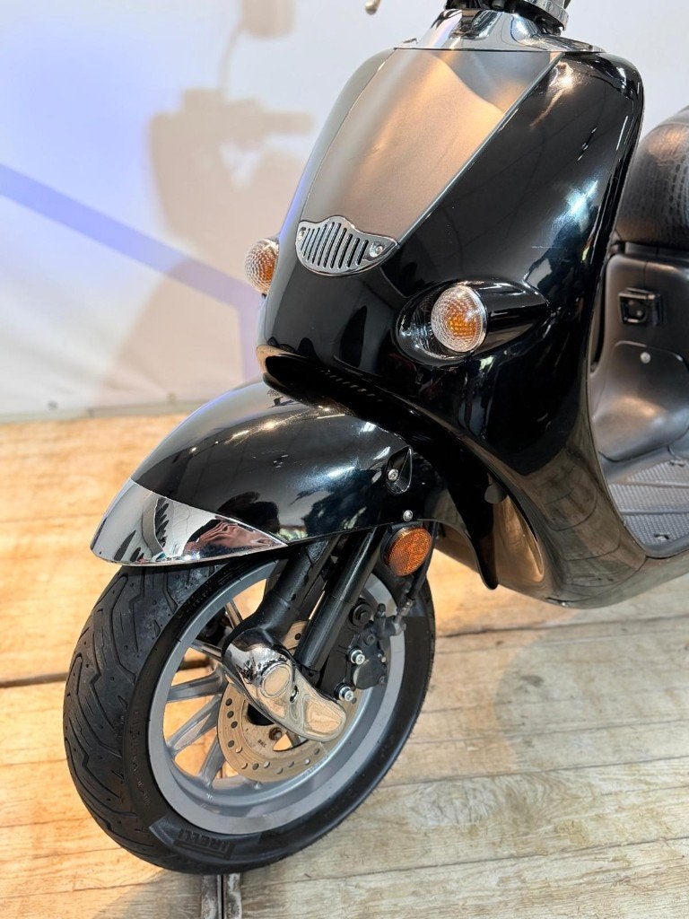 Aprillia Mojito Custom 50cc 2 takt 2009 45 km brom scooter, Fietsen en Brommers, Scooters | Aprilia, Ophalen of Verzenden, Zo goed als nieuw