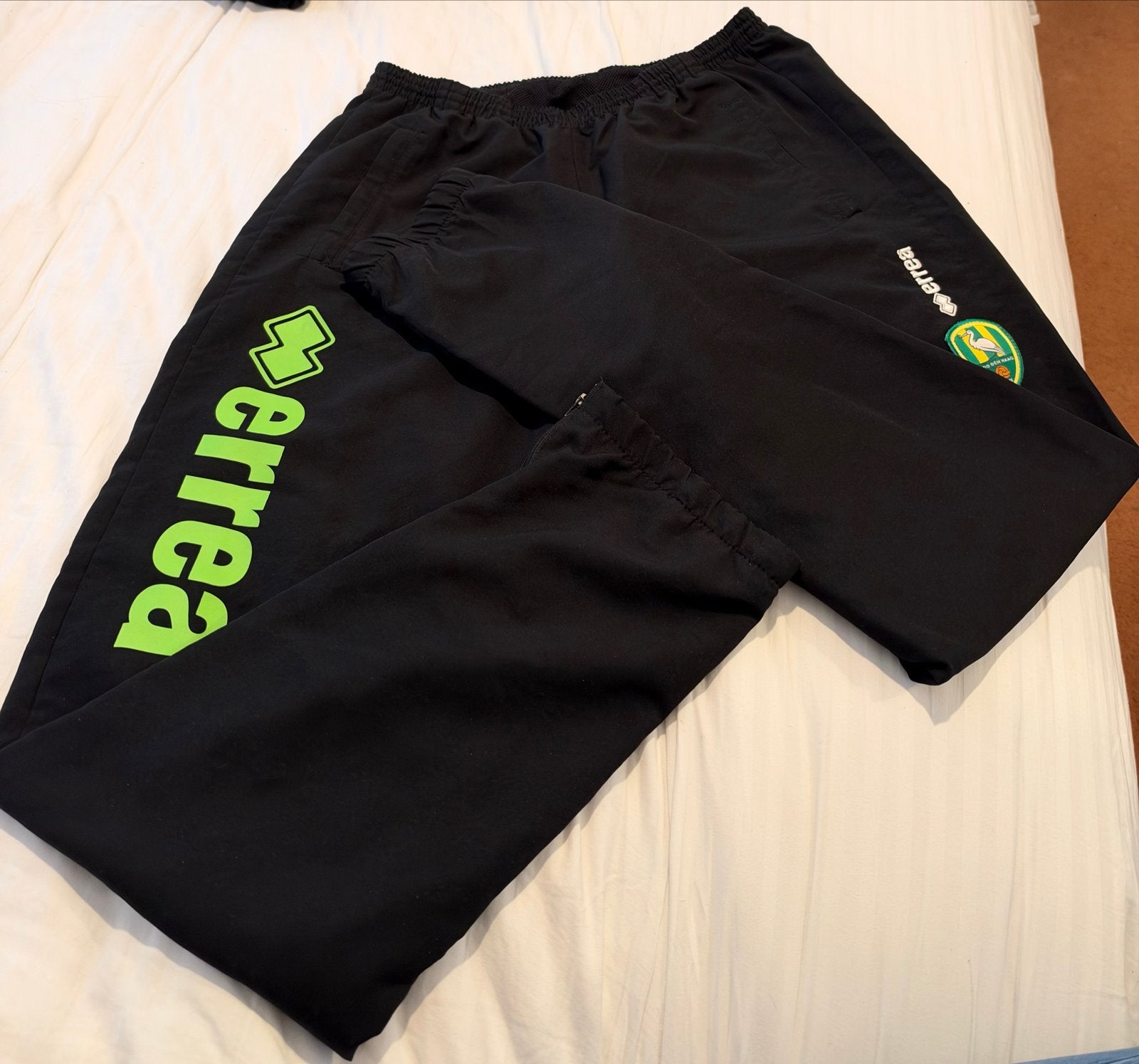 Errea ADO Den Haag trainingsbroek - Maat L, Ophalen of Verzenden, Gedragen, Maat 52/54 (L), Zwart