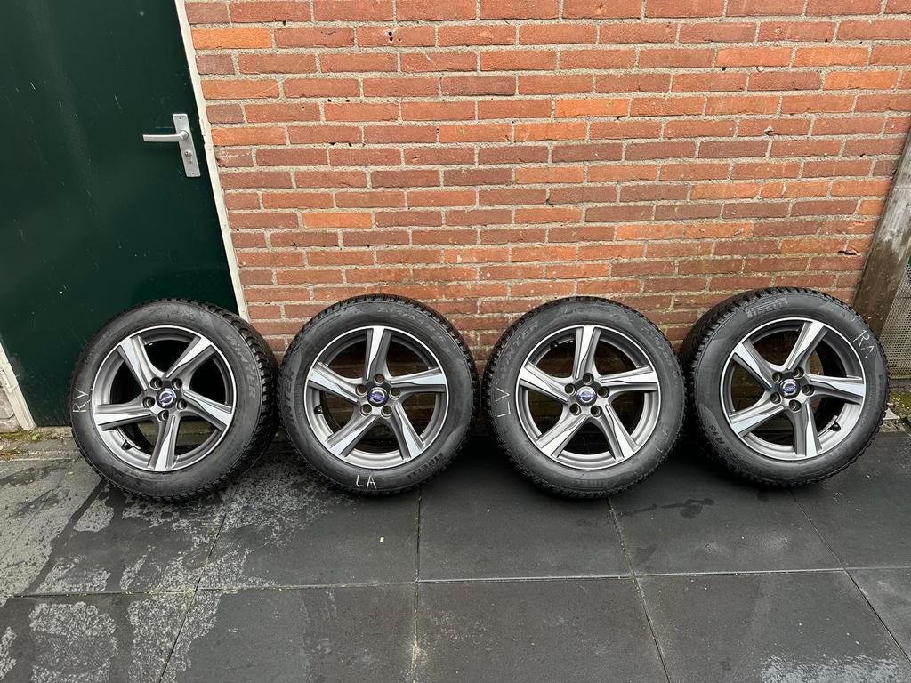 Volvo 16 inch winterbanden met velgen - Pirelli, Gebruikt, 16 inch, Banden en Velgen, Personenwagen
