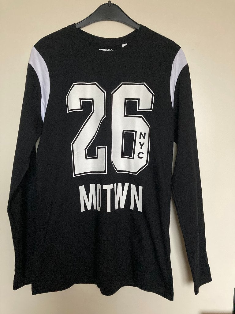 Zwart longsleeve '26 NYC MDTWN'  mt 170 - 176 HERE & THERE, Ophalen of Verzenden, Zo goed als nieuw, Jongen, Shirt of Longsleeve