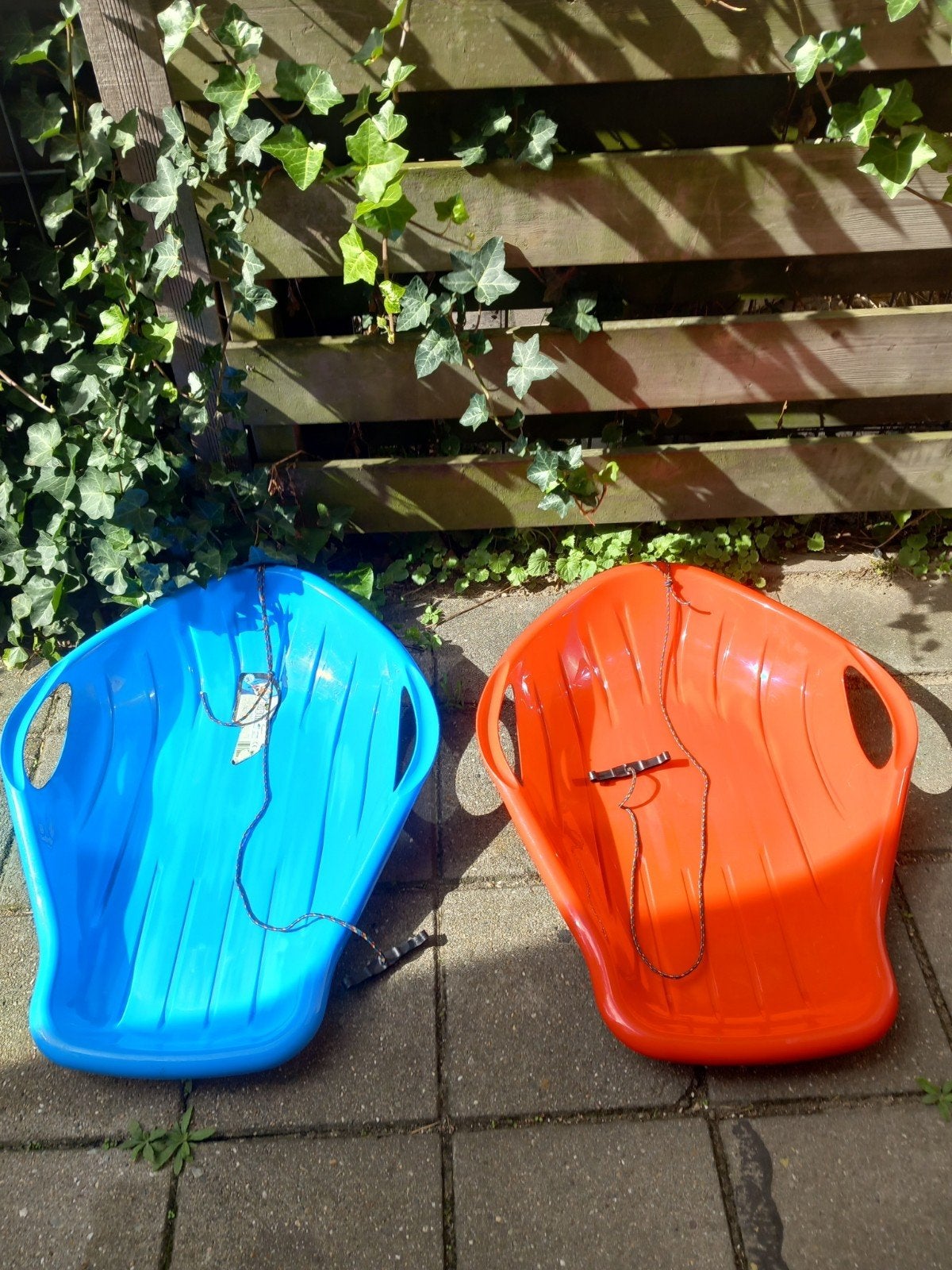 2 sleeën met trekkoord. Ophalen is in Delft, Ophalen, Zo goed als nieuw