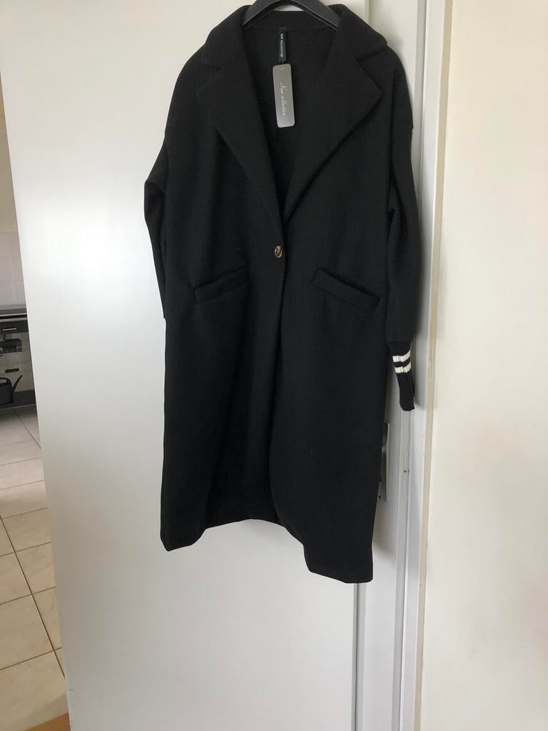 Nieuw! Een zwarte tussen jas met  1 knoop, Kleding | Dames, Jassen | Winter, Ophalen, Nieuw, Maat 42/44 (L), Zwart