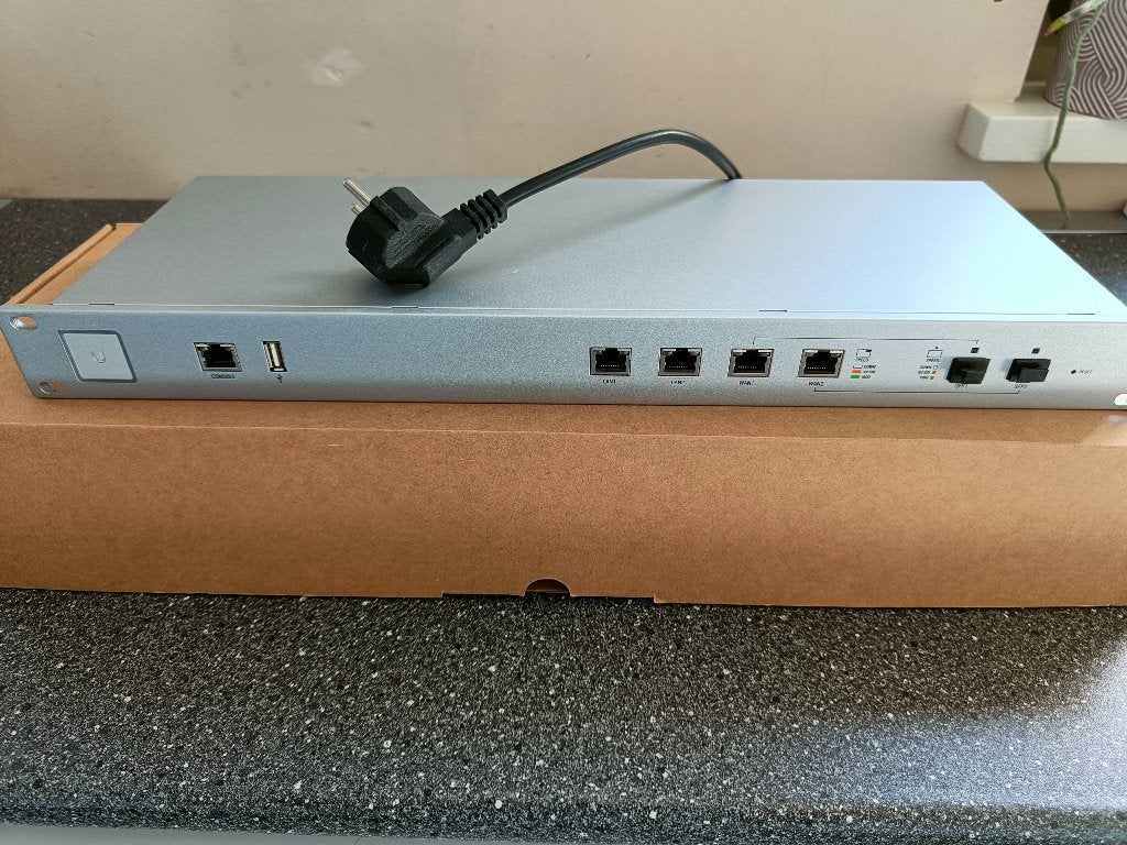 UniFi Gateway Pro 4 (USG-PRO-4), Computers en Software, Ophalen of Verzenden, Zo goed als nieuw, Router, Ubiquiti UniFi