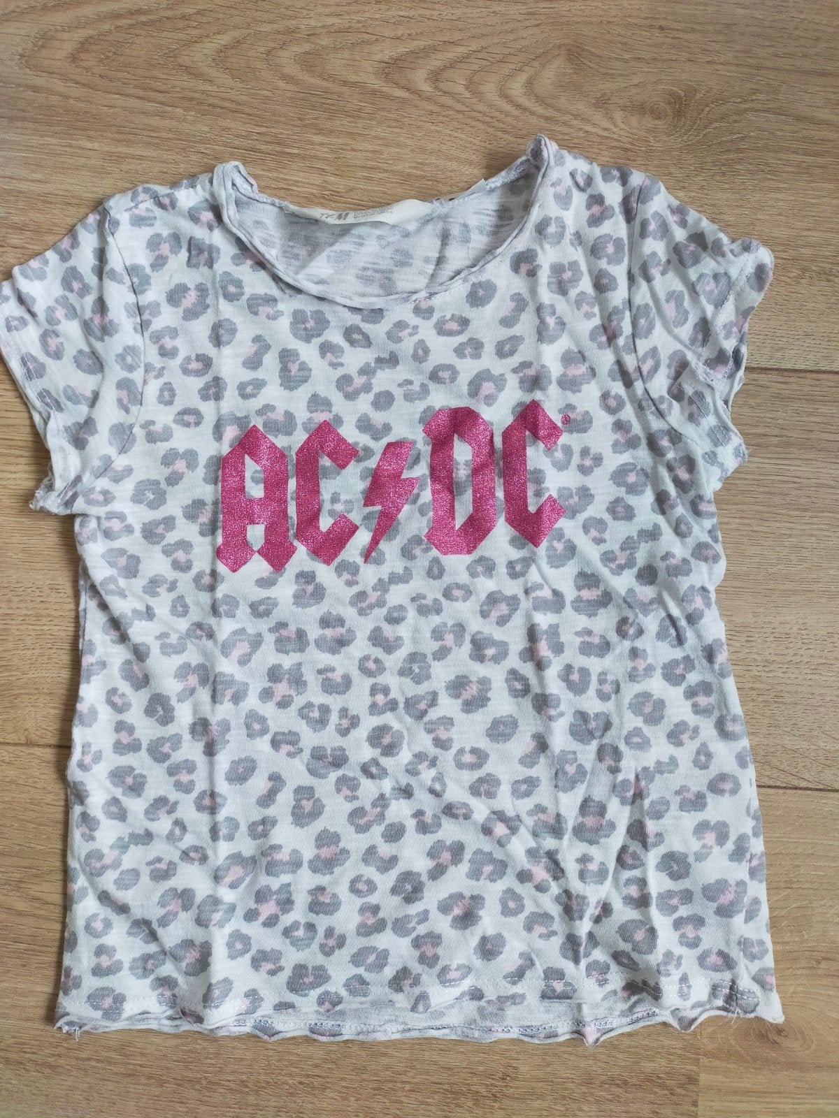 Izgst! Stoer luipaard shirt AC-DC van H&M! Mt 110/116, Kinderen en Baby's, Kinderkleding | Maat 110, Gebruikt, Meisje, H&M, Ophalen of Verzenden