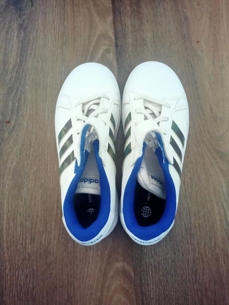 Adidas sneakers  maat 32 - wit met blauw, Kinderen en Baby's, Babykleding | Schoentjes en Sokjes, Adidas, Jongetje of Meisje, Ophalen of Verzenden