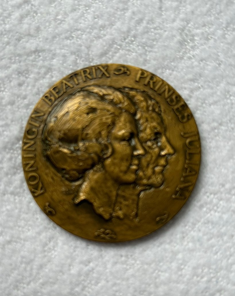 Bronzen penning 1980 Abdicatie Juliana inhuldiging Beatrix, Postzegels en Munten, Verzenden, Losse munt