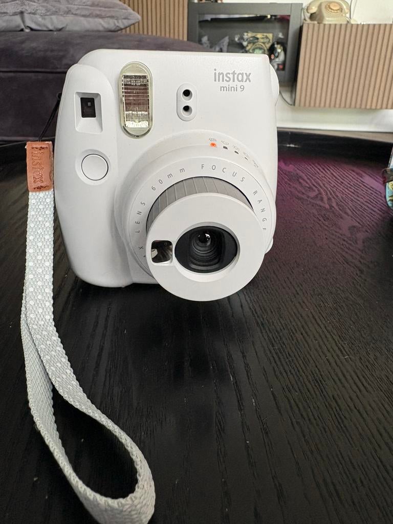Te koop instax mini 9 kleur smokey white met hoesje., Ophalen of Verzenden, Zo goed als nieuw, Polaroid, Fuji