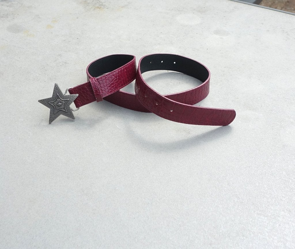 damesriem 079-4 / 100 x 3,3 cm in wijnrood, Kleding | Dames, Riemen en Ceinturen, Nieuw, Tailleriem, Ophalen of Verzenden, Rood