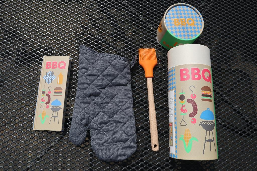 Barbecue barbeque bbq kookboek handschoen kwast nieuw koker, Ophalen of Verzenden, Nieuw, Hema