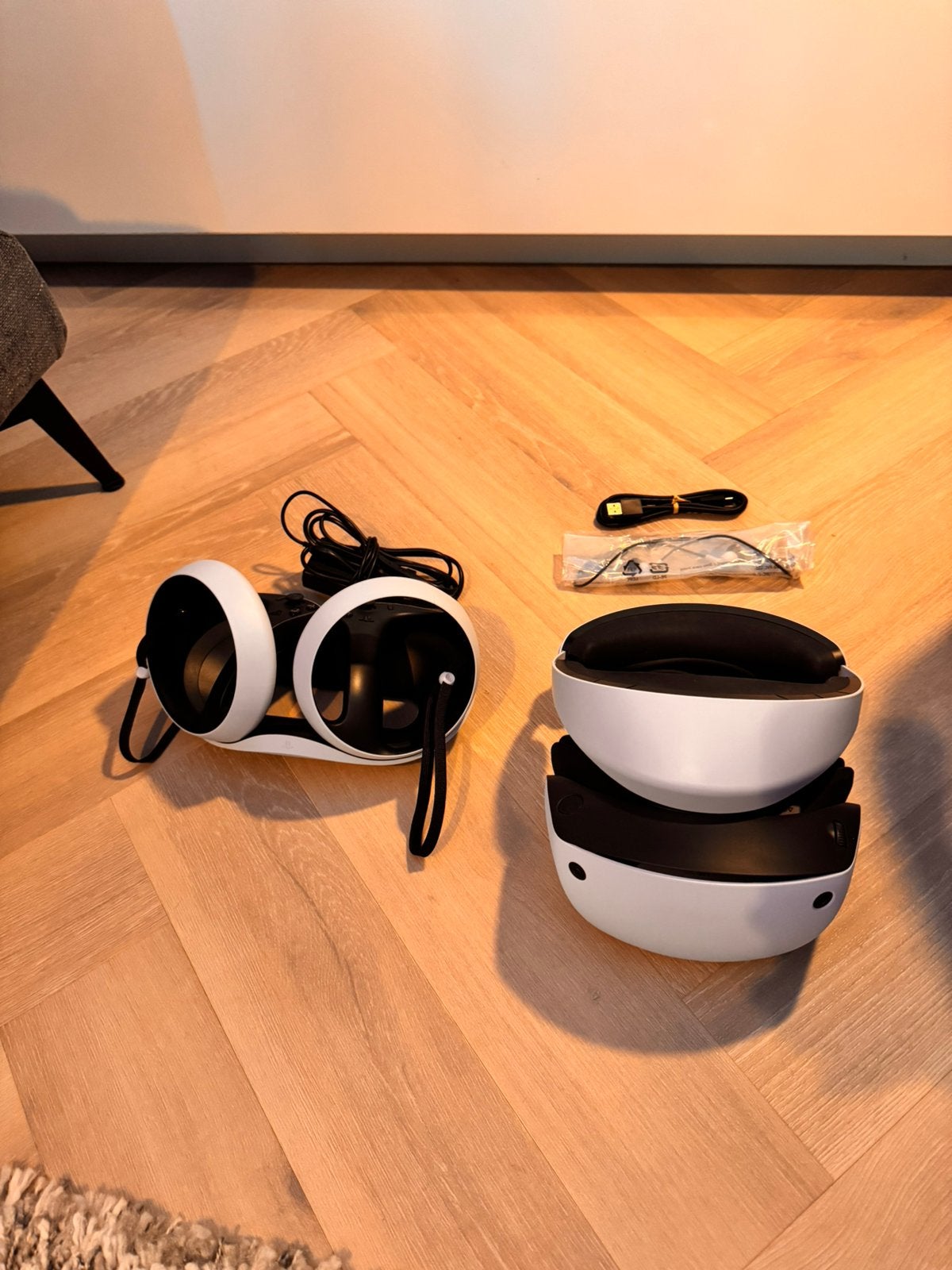 Sony PlayStation VR2 Headset met Sense Controllers + oplader, Ophalen of Verzenden, Zo goed als nieuw, VR-bril, Sony PlayStation