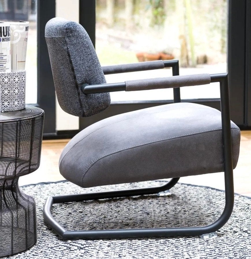 Twee Xooon design fauteuils met zwart metalen frame, Huis en Inrichting, Fauteuils, Ophalen, 75 tot 100 cm, Stof, 50 tot 75 cm